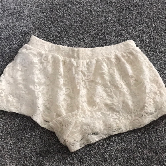 Cream/Off White Floral Lace Shorts - Picture 2 of 2